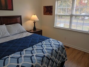 2 bedrooms, iron/ironing board, WiFi, bed sheets - 2-bedroom house in lovely Manchester TN; Easy Access to Bonnaroo Festival 2025 (Manchester)