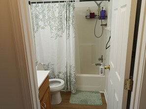 Douche, serviettes fournies, papier toilette