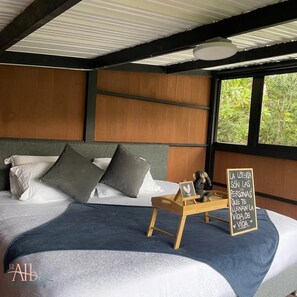 1 bedroom, bed sheets