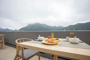 Outdoor dining - Wuyishan Mushi Time Hotel (Impression Dahongpao Store) (Wuyishan)