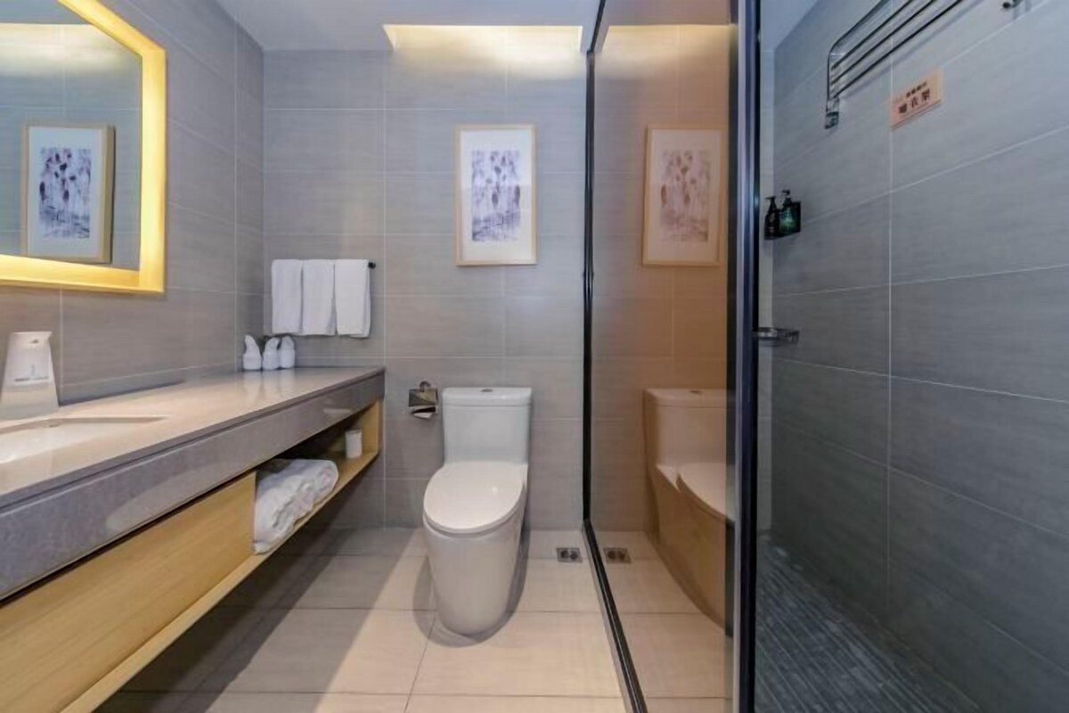 Ein modernes Badezimmer mit Toilette, Waschbecken und Duschbereich.