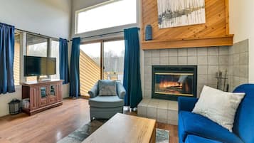 Una Smart TV, una chimenea, un reproductor de DVD, un futbolín