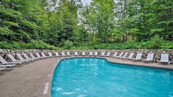 Una piscina cubierta, una piscina al aire libre