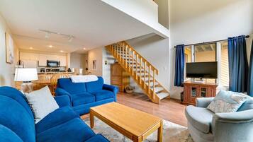 Smart TV, chimenea, reproductor de DVD y futbolito