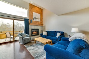 TV connectée, cheminée, lecteur de DVD, baby-foot