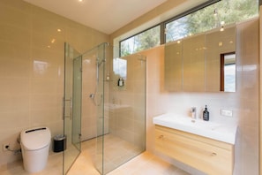Een douche, een haardroger, handdoeken, toiletpapier
