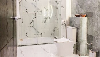 Deluxe Room, 2 Twin Beds, Smoking (Living Room) | Bathroom