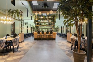 2 บาร์/เลานจ์, บาร์บนดาดฟ้า, ล็อบบี้เลานจ์