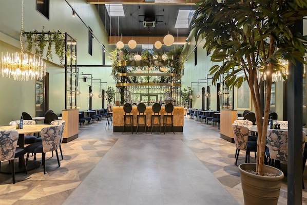 2 bars/lounges, rooftop bar, lobby lounge
