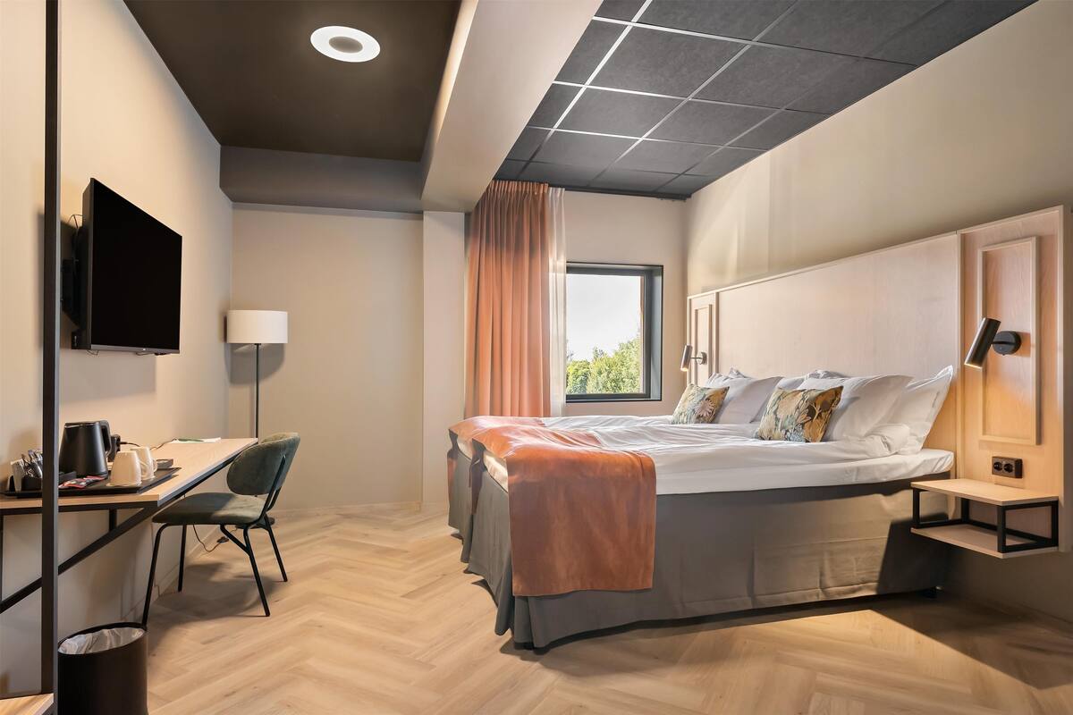 Blackout drapes, soundproofing, cribs (surcharge), WiFi (free)