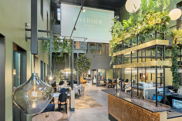 2 bars/lounges, rooftop bar, lobby lounge