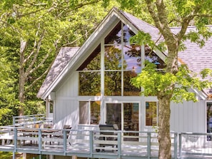 Outdoor dining - Secluded Waterfront Retreat for 8 - Private Dock, Water Views & Game Room (Wareham)