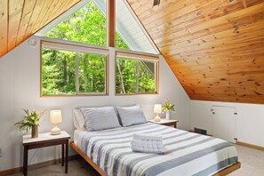 4 bedrooms, iron/ironing board, free WiFi, bed sheets - Secluded Waterfront Retreat for 8 - Private Dock, Water Views & Game Room (Wareham)