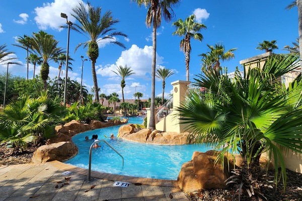 Una piscina al aire libre, una piscina climatizada