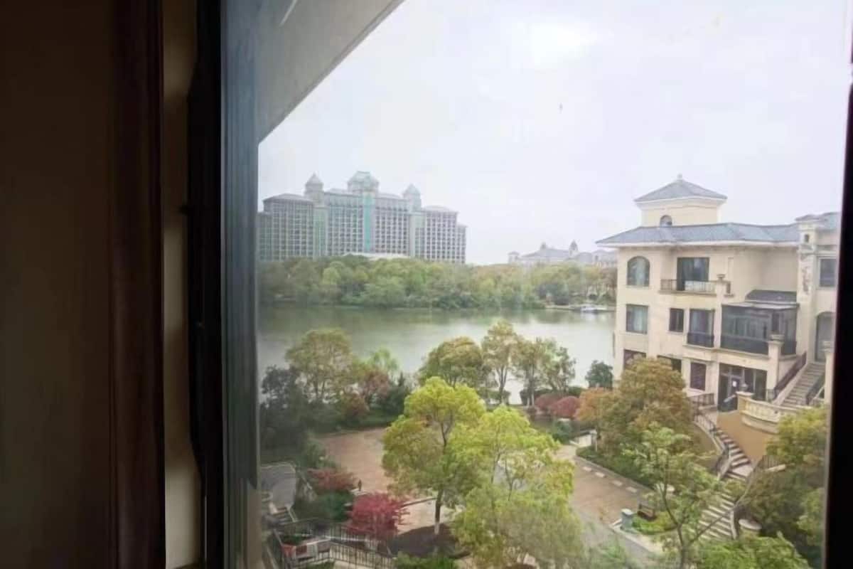 Vista de un río con edificios y árboles.