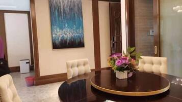 المنشأة من الداخل