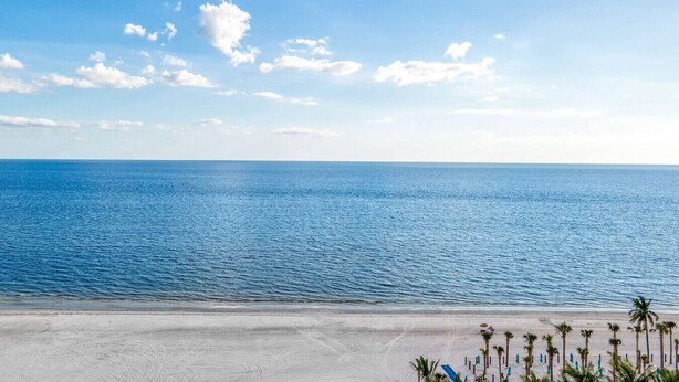 A beach with a clear sky and calm sea. - Steps to BEACH/POOL/Downtown (Fort Myers Beach)