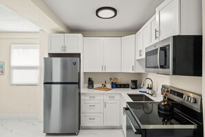 Een koelkast, een microgolfoven, een oven, een kookplaat