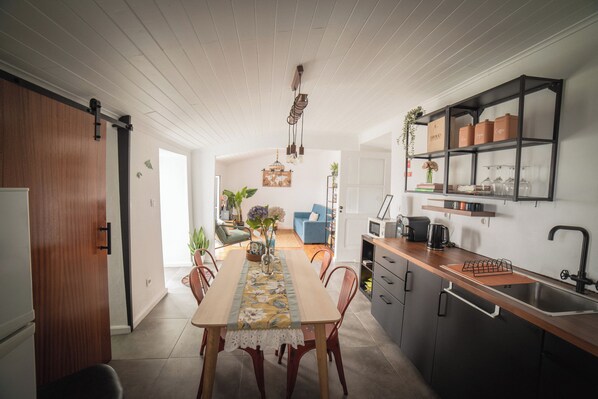 Een koelkast, een microgolfoven, een oven, een kookplaat