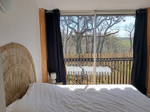 5 bedrooms, travel cot, WiFi, bed sheets