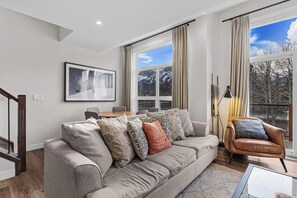 Stadtwohnung, Bergblick | Wohnbereich