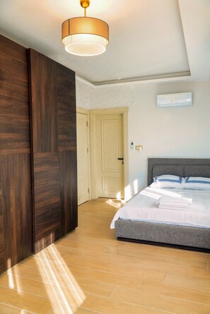 8 bedrooms, iron/ironing board