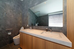 A modern bathroom with a large mirror, two sinks, and a shower. - Mori Casa (Kutchan)