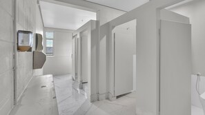 Pancuran mandi, tisu tandas 