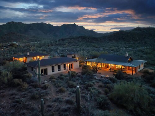 Straw bale eco-luxe house + guesthouse on 3+ acres 20 minutes to downtown Tucson