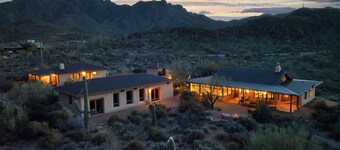 Straw bale eco-luxe house + guesthouse on 3+ acres 20 minutes to downtown Tucson