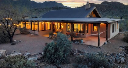 Straw bale eco-luxe house + guesthouse on 3+ acres 20 minutes to downtown Tucson