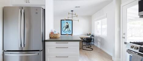 Jääkaappi, mikroaaltouuni, uuni, liesi