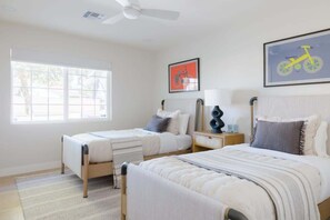 4 habitaciones, tabla de planchar con plancha, cuna de viaje y wifi 