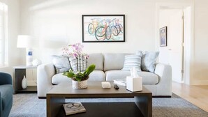 Un salon moderne avec un canapé, une table basse et des objets de décoration.