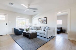 TV, offices - The Trendy Tricycle | Stylish 4BR in Central Phx (Phoenix)