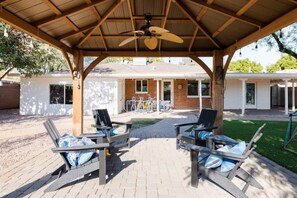 Outdoor dining - The Trendy Tricycle | Stylish 4BR in Central Phx (Phoenix)