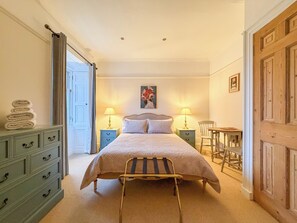 2 Schlafzimmer, Schreibtisch, Bügeleisen/Bügelbrett, kostenloses WLAN