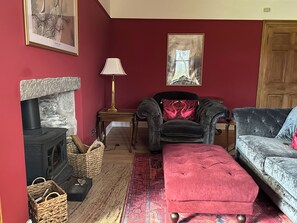 Smart-TV, peis, DVD-spiller og bøker