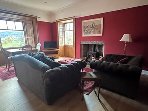 Smart-TV, peis, DVD-spiller og bøker