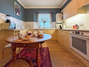 Fridge, microwave, oven, stovetop - Georgian Park View Apartment (Perth)