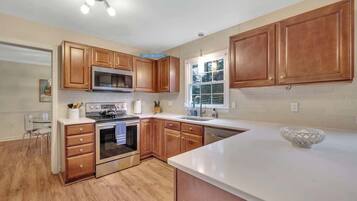 Cookware/dishes/utensils