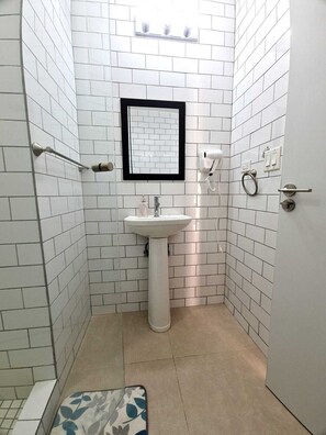 Dusche, Haartrockner, Handtücher, Seife