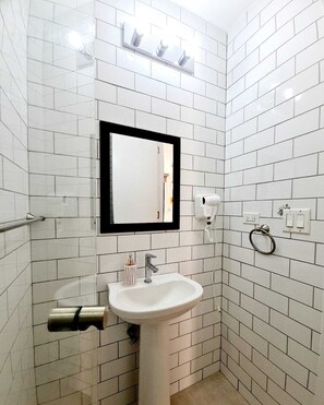 Een douche, een haardroger, handdoeken, zeep