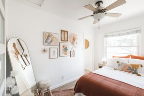 1 quarto, cofres nos quartos, escrivaninha