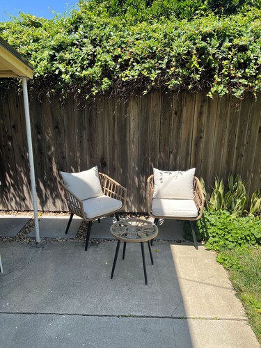 Long Beach Retreat - Private back house with AC, Air Purifiers, & Soft Water