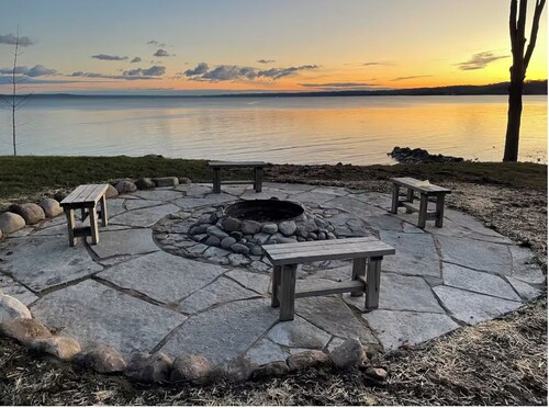 Beautiful Log Cabin on the Bay!