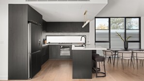 Refrigerador, microondas, horno y parrilla de estufa 