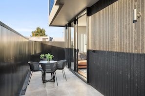 Outdoor dining - Sierra Vista Pet Friendly Holiday Home in Rosanna (Rosanna)