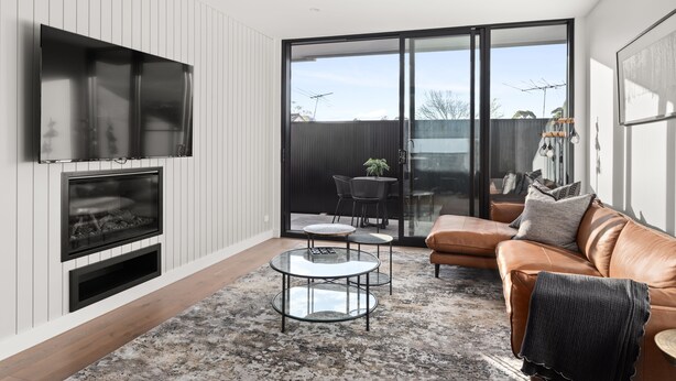 Una Smart TV, una chimenea