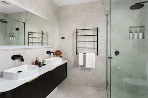 Shower, hair dryer - Sierra Vista Pet Friendly Holiday Home in Rosanna (Rosanna)
